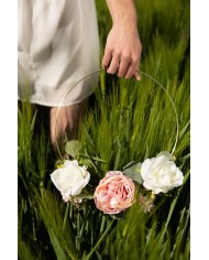 Závesná dekorácia 25 cm, kvety, zlatá obruč