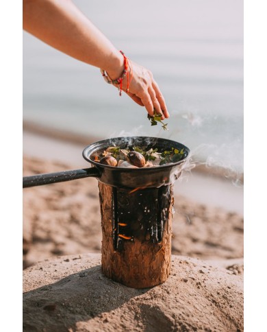 Švédsky oheň Strend Pro WOODSON, prenosné ohnisko, prírodný varič, poleno na varenie, kempovanie, táborák, 1 hod